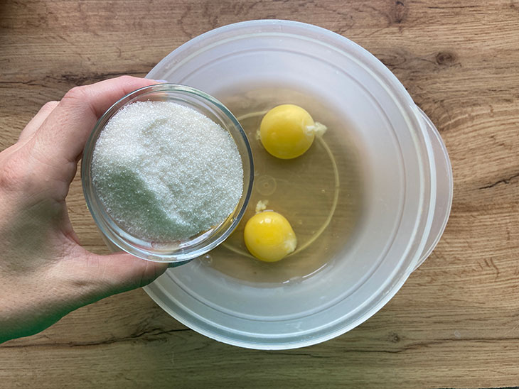 Кекс на сметані з чорною смородиною - корисна та смачна випічка