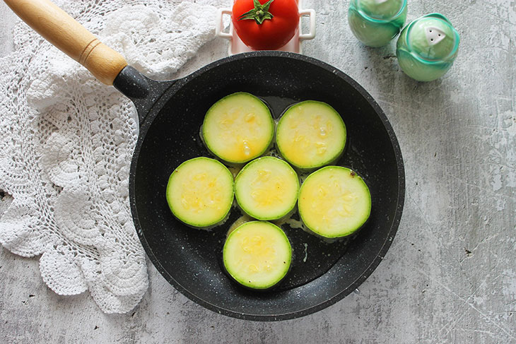 Закуска з кабачків з помідорами - соковита, смачна та пікантна