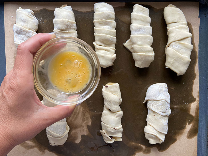 Банани з шоколадом у листковому тесті - смачна випічка на швидку руку