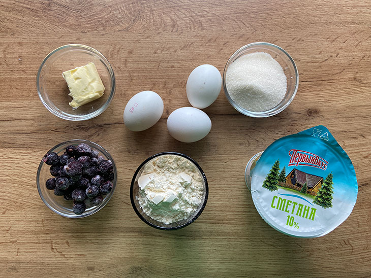 Кекс на сметані з чорною смородиною - корисна та смачна випічка