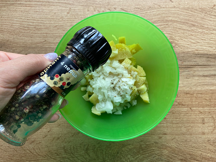 Картопляний салат з цибулею та майонезом - бюджетний та ситний