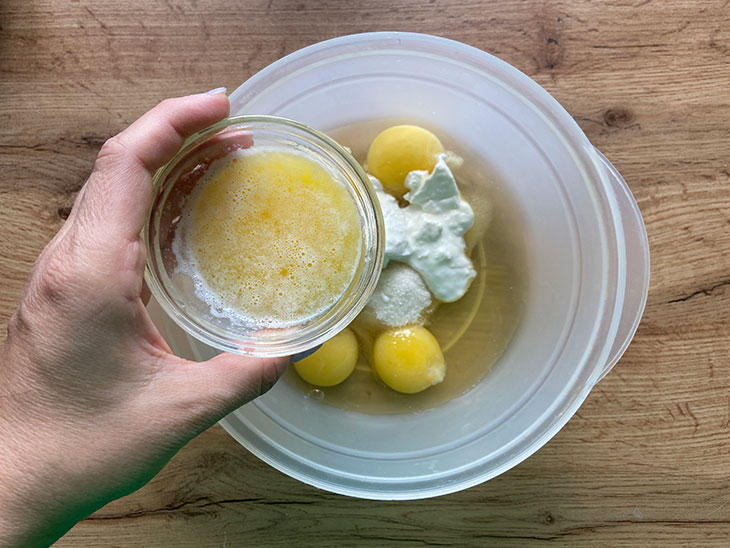 Кекс на сметані з чорною смородиною - корисна та смачна випічка