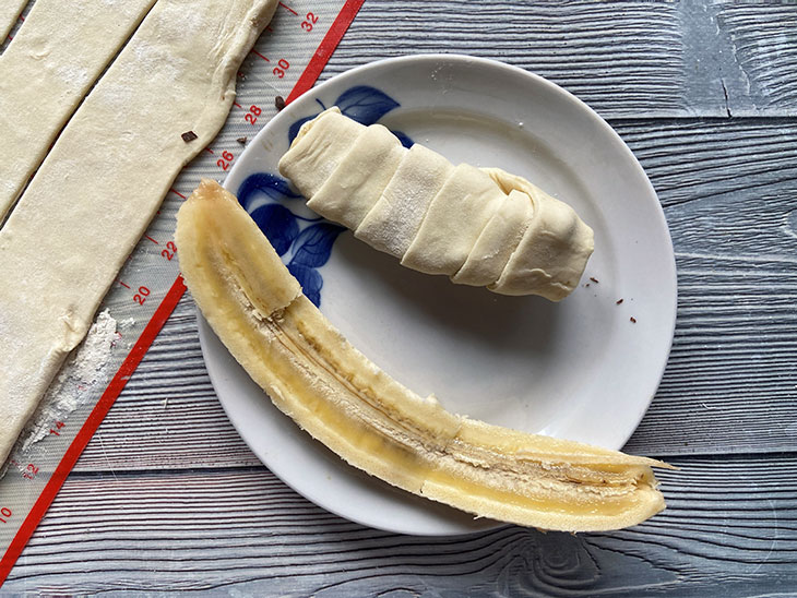 Банани з шоколадом у листковому тесті - смачна випічка на швидку руку