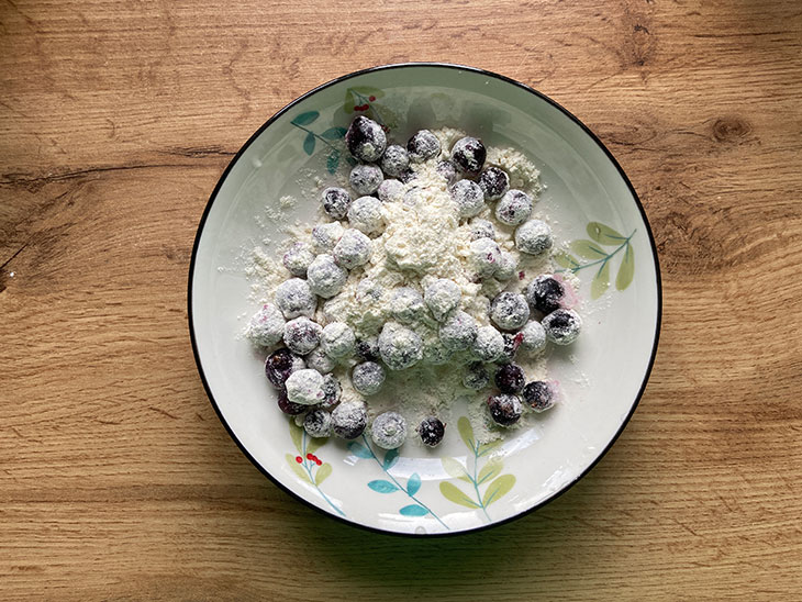 Кекс на сметані з чорною смородиною - корисна та смачна випічка