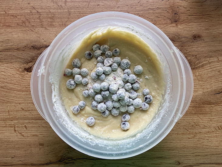 Кекс на сметані з чорною смородиною - корисна та смачна випічка