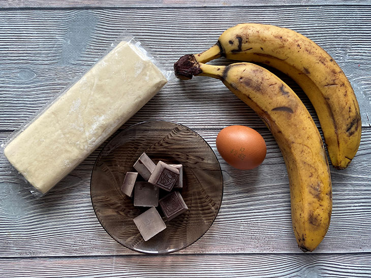 Банани з шоколадом у листковому тесті - смачна випічка на швидку руку