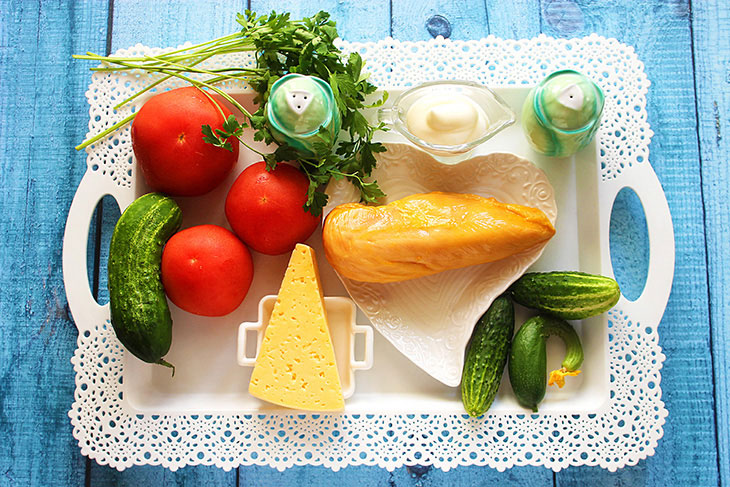 Салат з копченою куркою, сиром та овочами: рецепт з фото покроково
