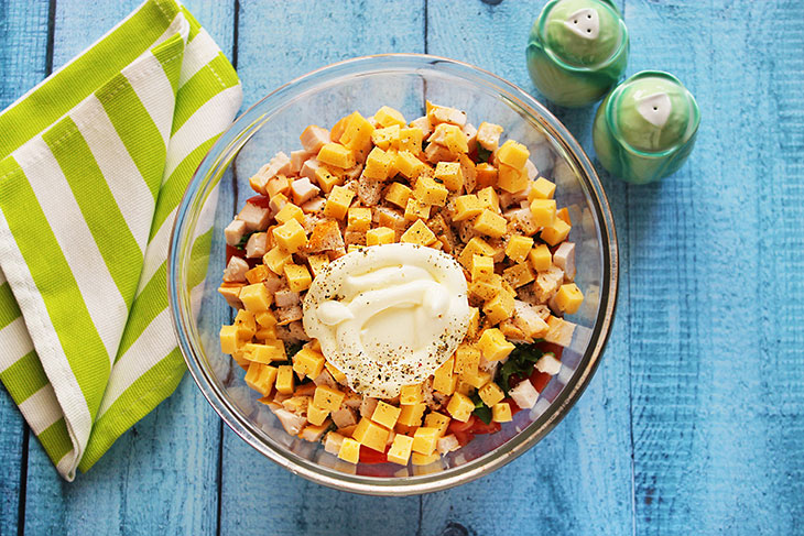 Салат з копченою куркою, сиром та овочами: рецепт з фото покроково