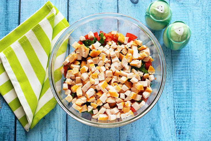 Салат з копченою куркою, сиром та овочами: рецепт з фото покроково