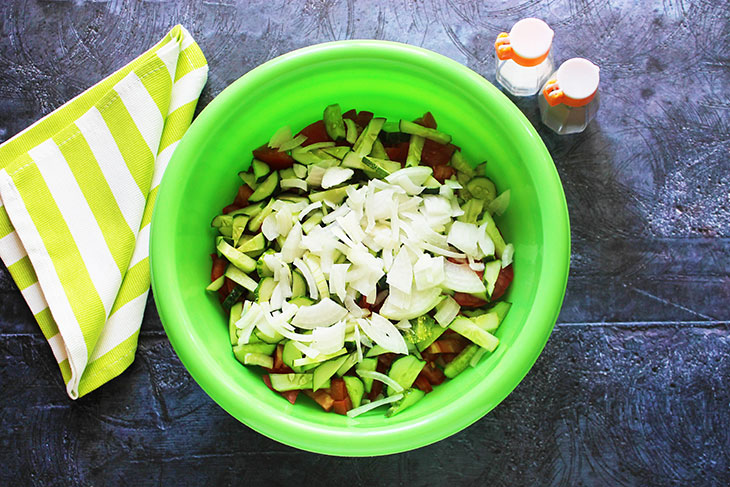 Овочевий салат з сиром та беконом - оригінальний та вишуканий