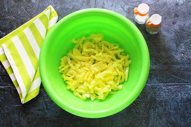 Овочевий салат з сиром та беконом - оригінальний та вишуканий