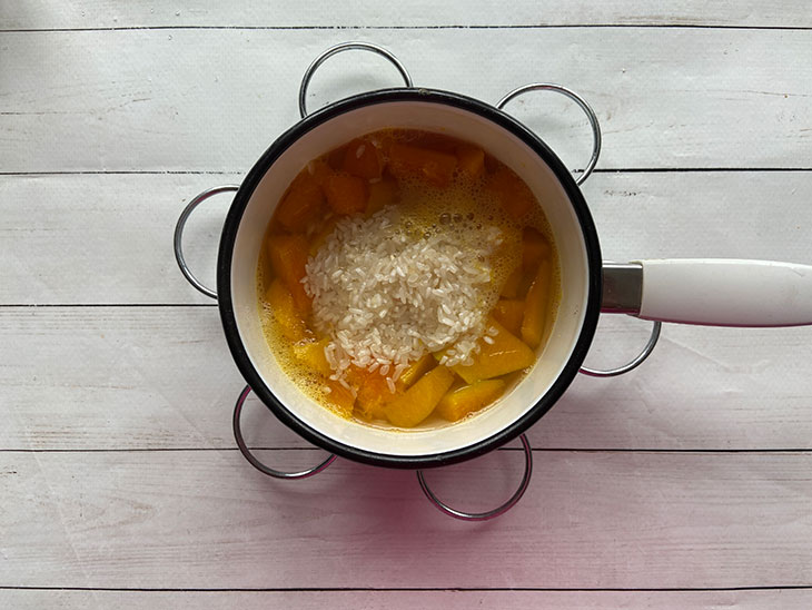 Рисова каша з гарбузом на молоці та воді: покроково