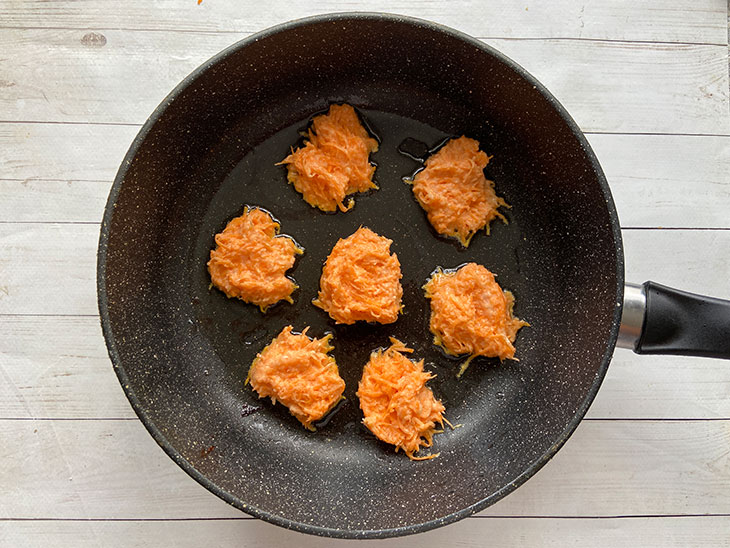 Оладки з цибулею та морквою: рецепт з фото покроково