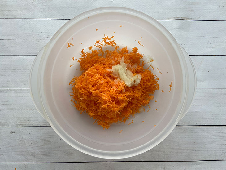 Оладки з цибулею та морквою: рецепт з фото покроково