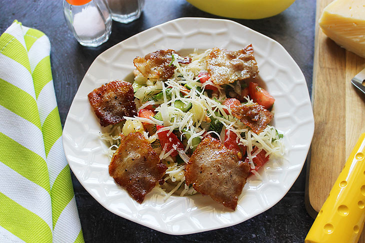 Овочевий салат з сиром та беконом - оригінальний та вишуканий