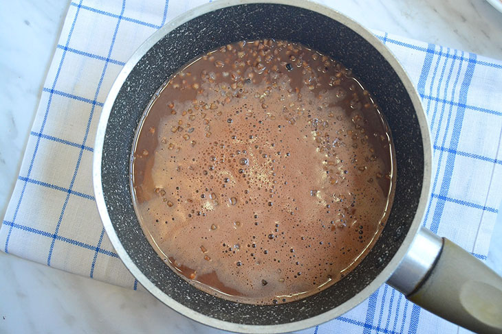 Молочна гречана каша з какао: покроково