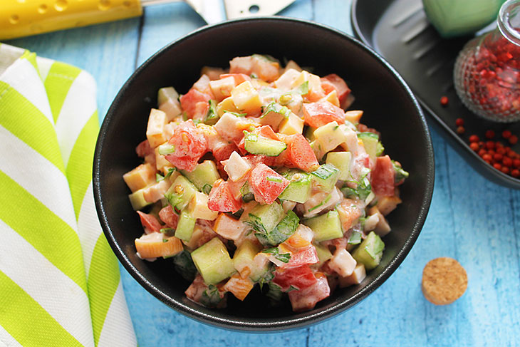 Салат з копченою куркою, сиром та овочами: рецепт з фото покроково