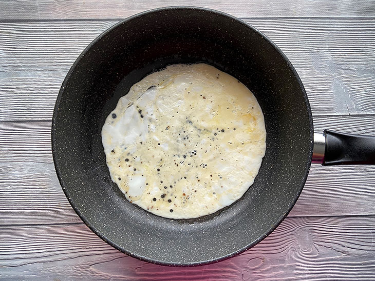 Яєчня на коржах: рецепт з фото покроково