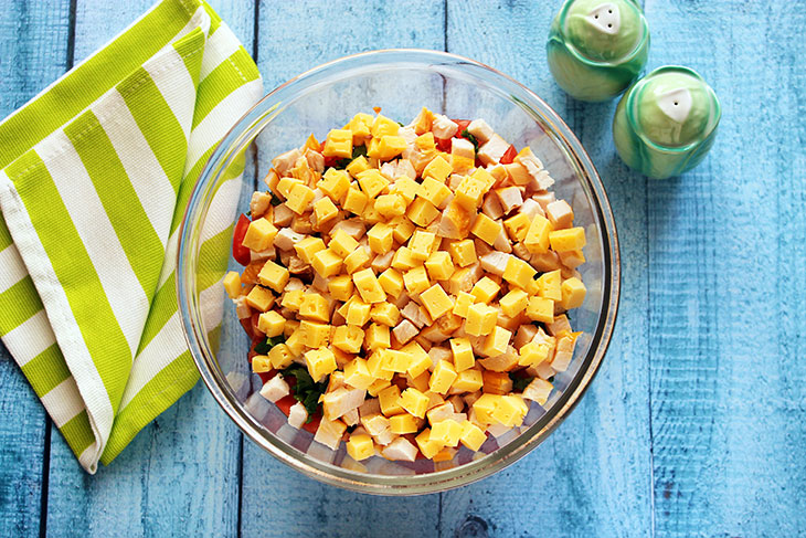 Салат з копченою куркою, сиром та овочами: рецепт з фото покроково