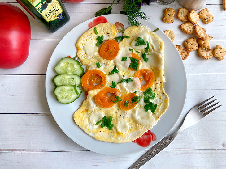 Яєчня з моцарелою: рецепт з фото покроково