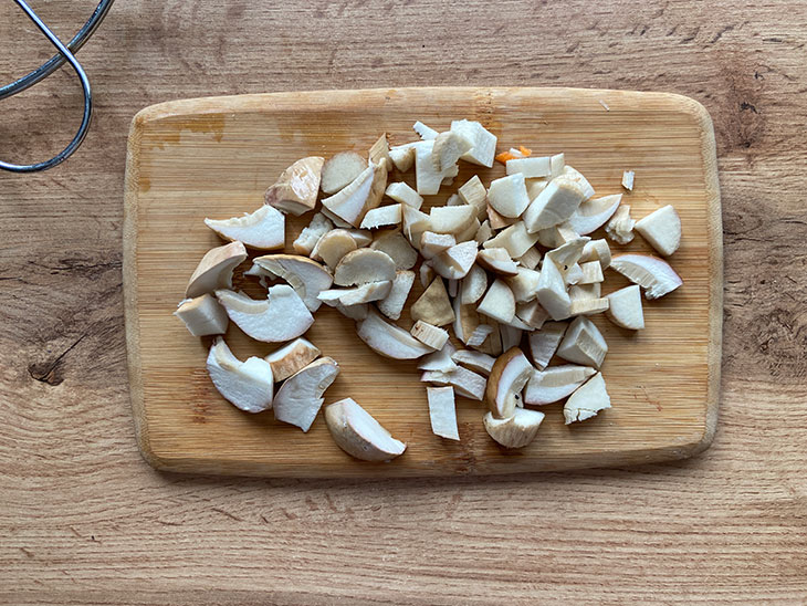 Крем-суп із білих грибів із вершками: рецепт з фото покроково