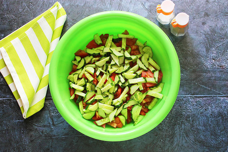 Овочевий салат з сиром та беконом - оригінальний та вишуканий