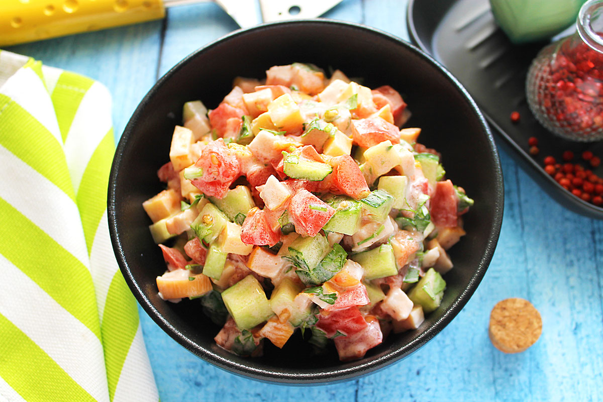 Салат з копченою куркою, сиром та овочами: рецепт з фото покроково