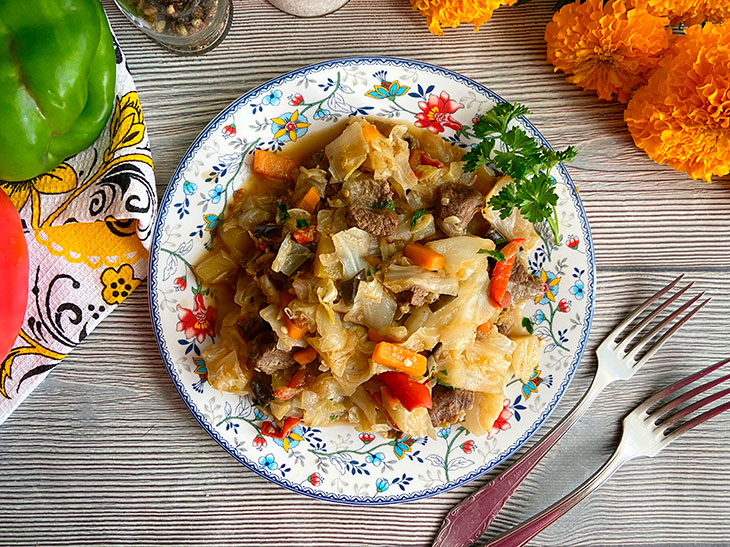 Рагу з м'ясом, баклажанами та капустою: рецепт з фото покроково