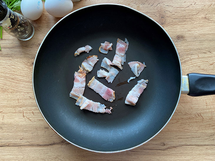 Яєчня з беконом та сиром: рецепт з фото покроково