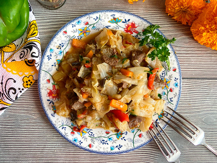 Рагу з м'ясом, баклажанами та капустою: рецепт з фото покроково