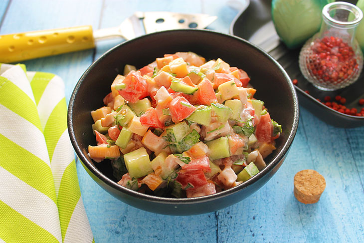 Салат з копченою куркою, сиром та овочами: рецепт з фото покроково