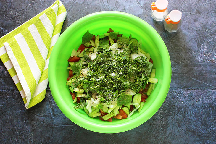 Овочевий салат з сиром та беконом - оригінальний та вишуканий