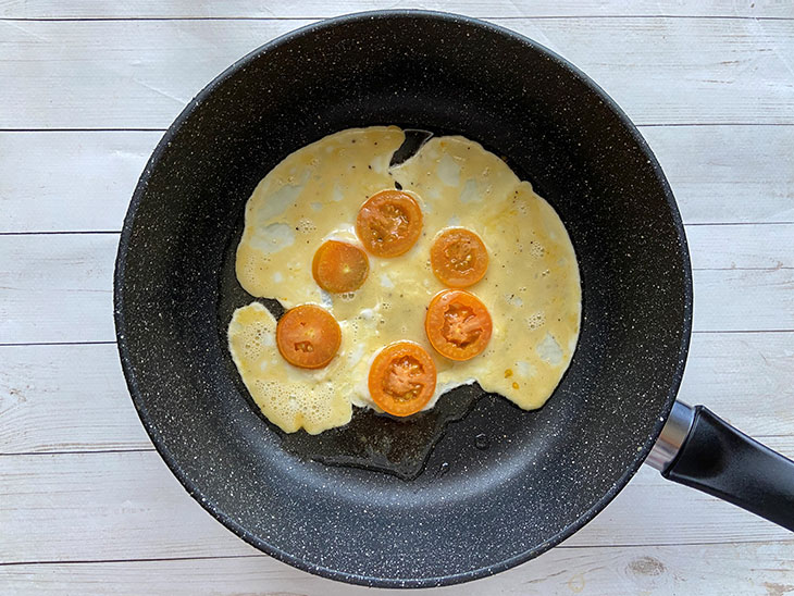 Яєчня з моцарелою: рецепт з фото покроково