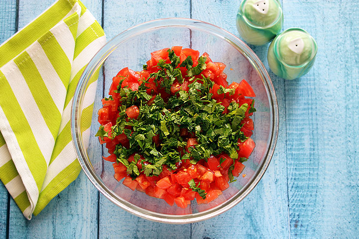 Салат з копченою куркою, сиром та овочами: рецепт з фото покроково