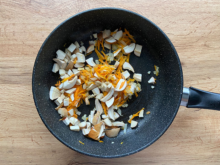 Крем-суп із білих грибів із вершками: рецепт з фото покроково