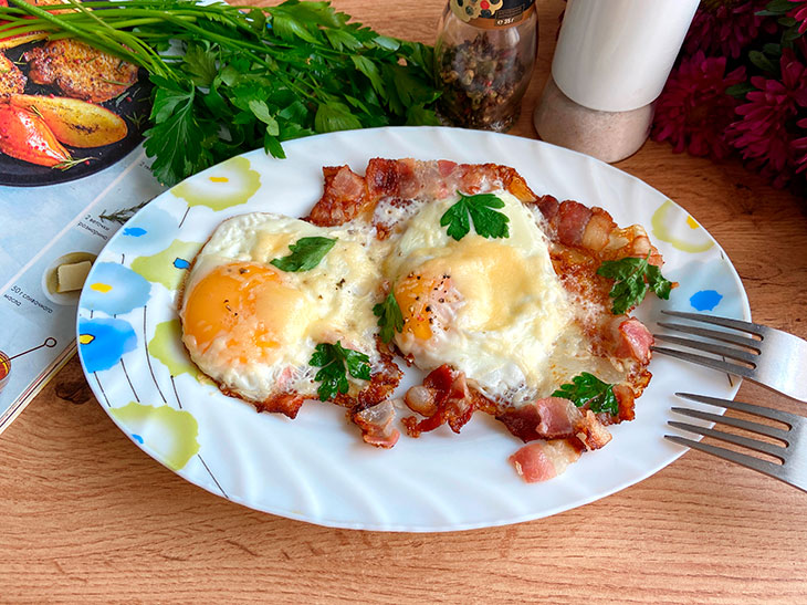 Яєчня з беконом та сиром: рецепт з фото покроково