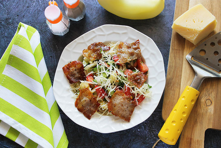 Овочевий салат з сиром та беконом - оригінальний та вишуканий