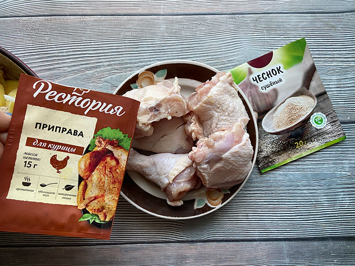 Курка з картоплею та цвітною капустою в духовці: рецепт з фото