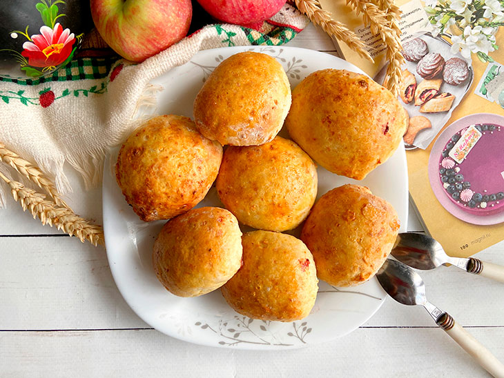 Сирні булочки з вишнею: рецепт з фото покроково