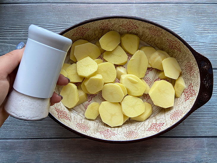 Курка з картоплею та цвітною капустою в духовці: рецепт з фото