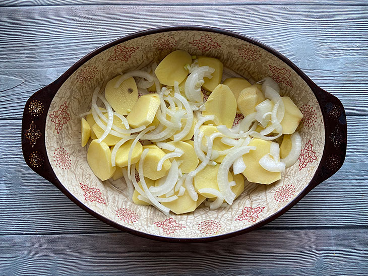 Курка з картоплею та цвітною капустою в духовці: рецепт з фото