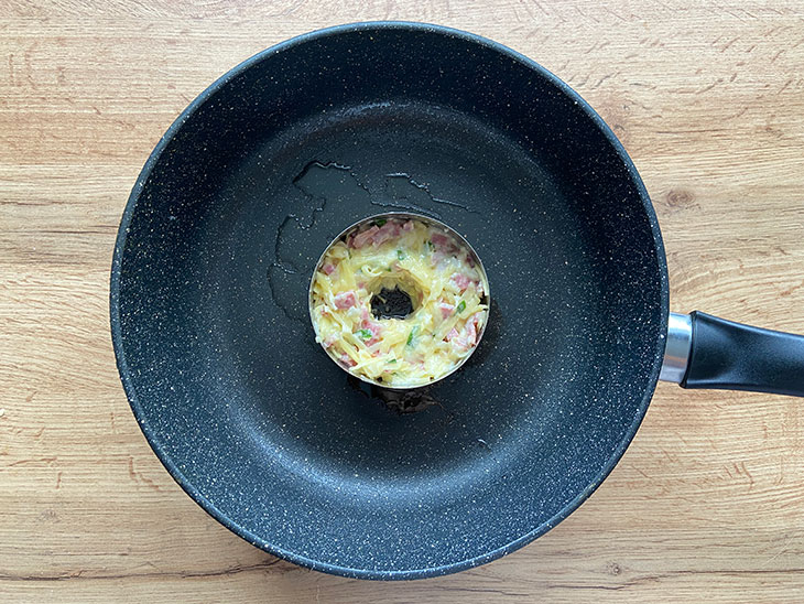 Картопляні гнізда з яйцем на сковороді: покроково