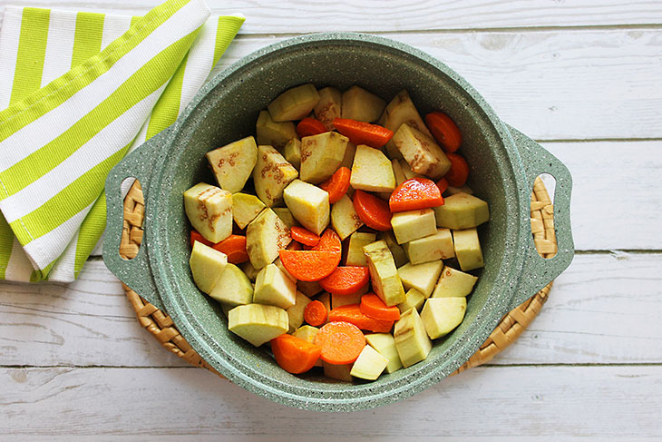 Ікра з баклажанів з морквою, цибулею та томатною пастою: рецепт з фото