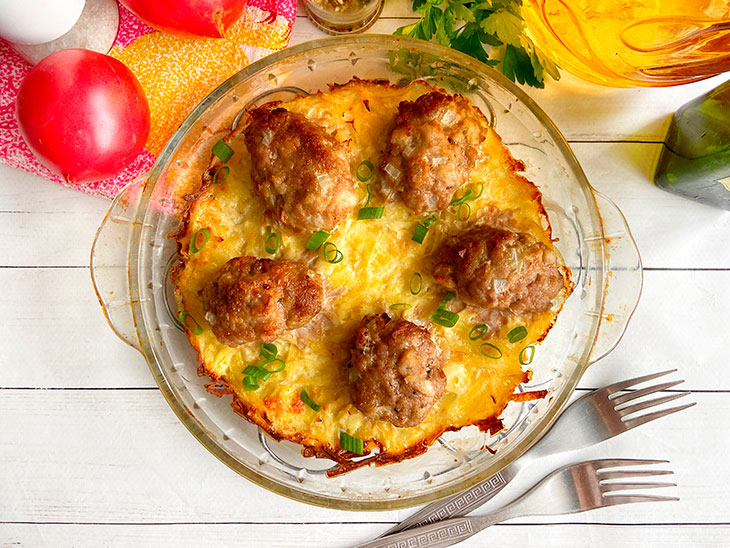 М'ясні котлети, запечені з тертою картоплею: рецепт з фото