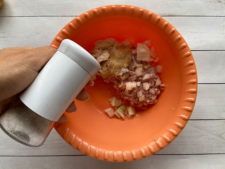 М'ясні котлети, запечені з тертою картоплею: рецепт з фото