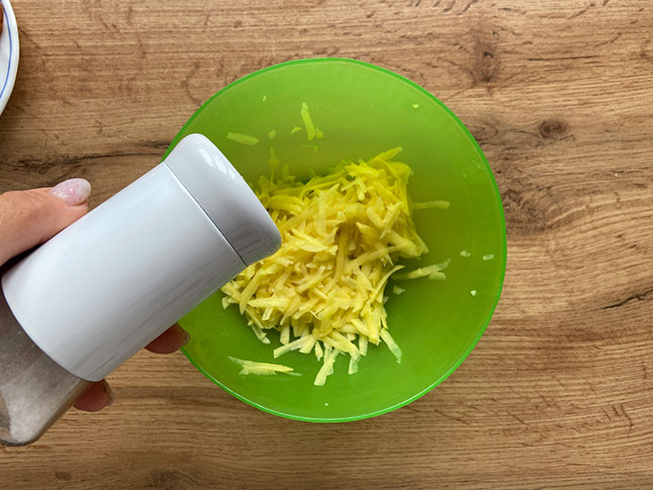 Картопляні гнізда з яйцем на сковороді: покроково