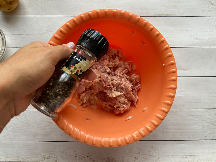 М'ясні котлети, запечені з тертою картоплею: рецепт з фото