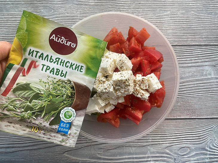 Салат з фетою, помідорами та огірками: рецепт з фото покроково