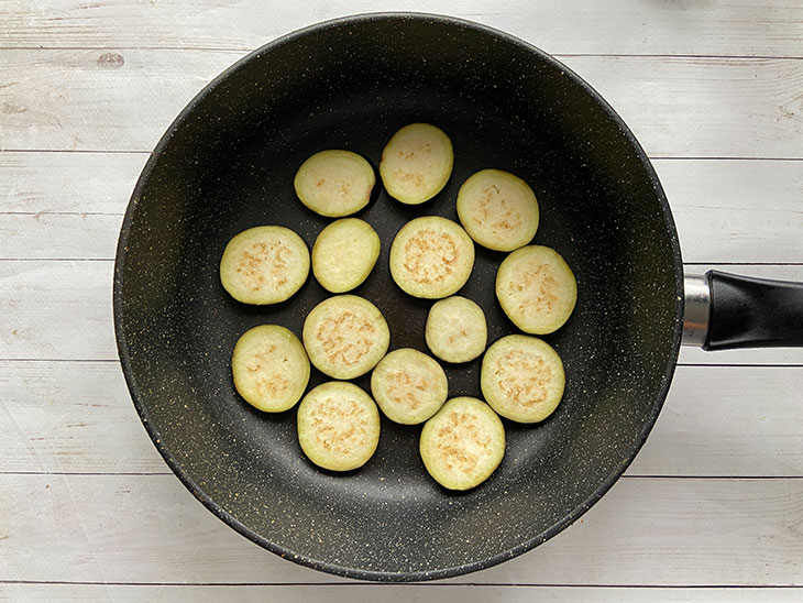 Баклажани в томатному соусі в духовці: рецепт з фото покроково