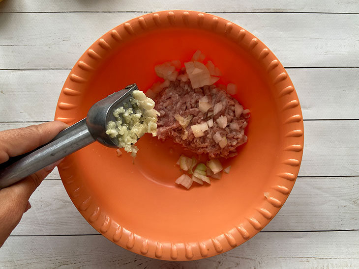 М'ясні котлети, запечені з тертою картоплею: рецепт з фото